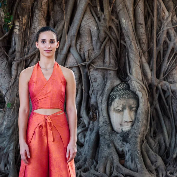 Jovem mulher vestindo vestido tradicional tirar uma foto perto de ele — Fotografia de Stock