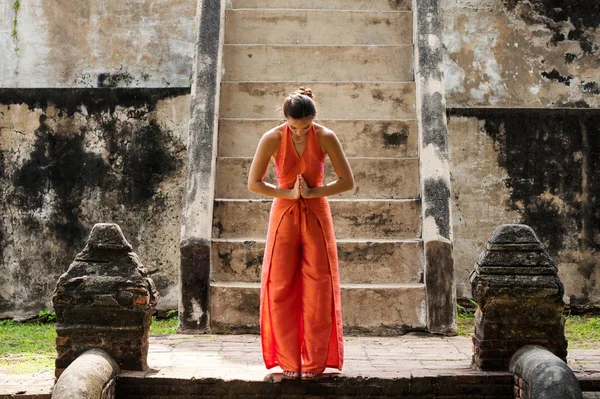 Junge Frau Tanzt Vor Traditionellem Tempel Ayutthaya Thailand — Stockfoto