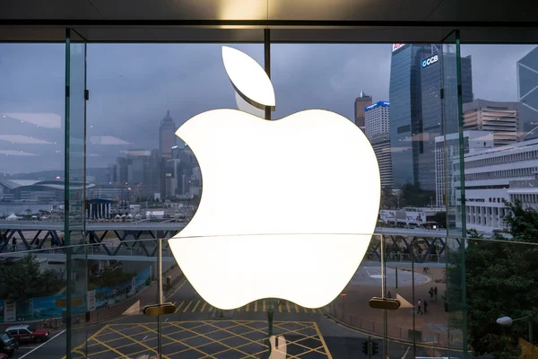 HONG KONG, CHINA - 21 de noviembre de 2015: Símbolo de Apple dentro de la tienda — Foto de Stock