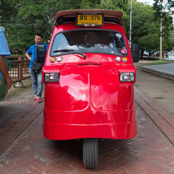 Ayutthaya Tajlandia Listopada 2015 Nowoczesne Tuk Tuk Zaparkowany Ulicy Auto — Zdjęcie stockowe