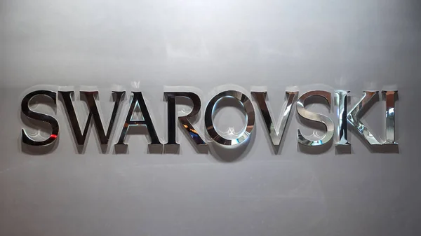 HONG KONG, CHINA - 25 de noviembre de 2015: Logotipo de Swarovski. Swarovski. —  Fotos de Stock