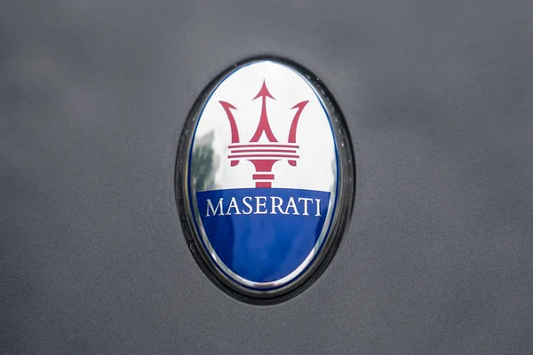 HONG KONG, CHINA - NOVEMBRO 26, 2015: Detalhe do logotipo Masserati . — Fotografia de Stock