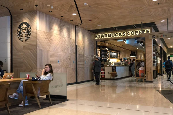 Hong Kong, Çin - 28 Kasım 2015: Uluslararası Finans Merkezi içinde Starbucks kahve mağazası. Starbucks dünyanın en büyük kahvehane şirketidir.