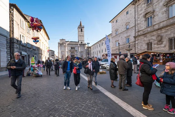 アスコリ ピチェーノ イタリア 2015年12月26日 市内最古の記念碑的な広場 アリゴ広場を歩く人々 — ストック写真