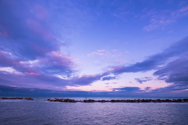 Imagen Panorámica Del Cielo Púrpura Atardecer Con Nubes Sobre Mar — Foto de Stock