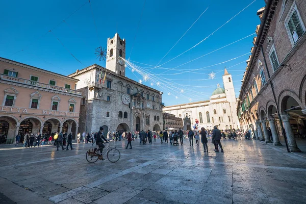 アスコリ ピチェーノ イタリア 2015年12月26日 人々の広場を歩く人々 最も美しい世界広場の一つ — ストック写真