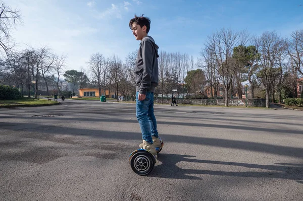 Bolonia Włochy Stycznia 2016 Nastolatek Hoverboard Akumulator Zasilany Baterii Skuter — Zdjęcie stockowe