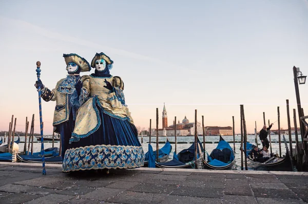 Människor Masker Från Hamnen Med Sunset Sky Karnevalen Venedig Italien — Stockfoto