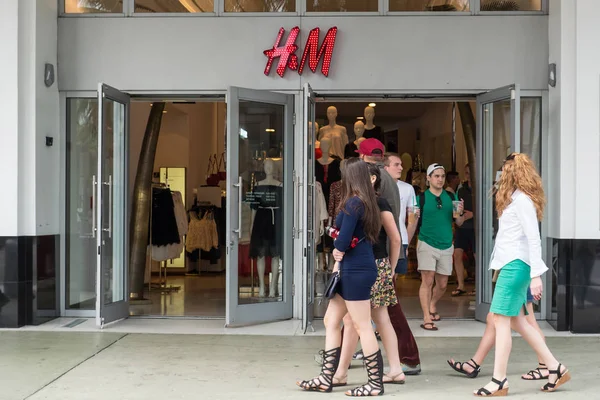 Miami Usa March 2016 Front Window Store People Walking Street — Stock Photo, Image