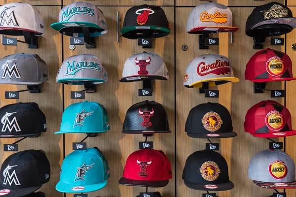 Miami Marzo 2016 Muestran Diferentes Gorras Béisbol Dentro Tienda Deportes —  Fotos de Stock