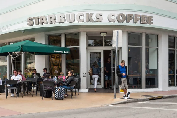 Miami Beach Yhdysvallat Maaliskuu 2016 Starbucks Kahvila South Beach — kuvapankkivalokuva