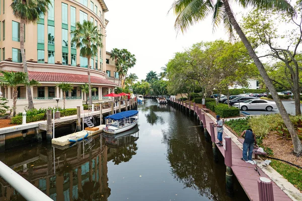 Fort Lauderdale Usa March 2016 Man Fishing Canal Las Olas — Stock Photo, Image