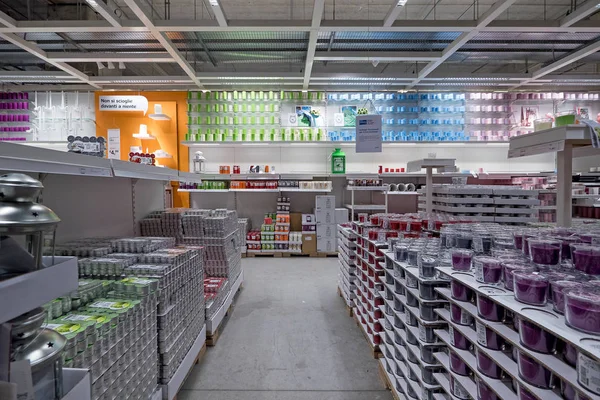 BOLOGNA, ITALIA - Aprile 23, 2016: Vista interna all'interno del negozio IKEA — Foto Stock
