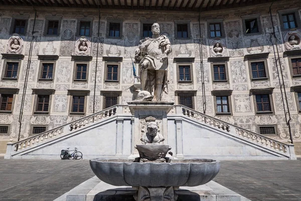 Statue Cosimo Medici Grand Duke Tuscany Piazza Dei Cavalieri Pisa — Stock Photo, Image