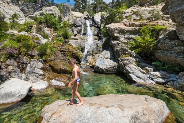 Niño Relajándose Cascade Des Anglais Cascada Piscina Cristalina Camino Gr20 — Foto de Stock