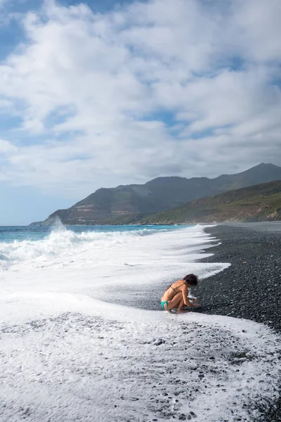 Mulher Relaxante Praia Nonza Córsega França — Fotografia de Stock