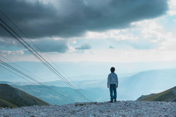 Young Kid Looking Panorama Campo Imperatore Plateau Gran Sasso Italy — Stockfoto