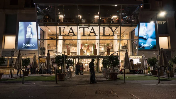 意大利米兰 2016 伊塔利店门面在晚上 伊塔利是一家高端的意大利食品市场 购物中心连锁店 由奥斯卡 法里内蒂于2004年创立 — 图库照片