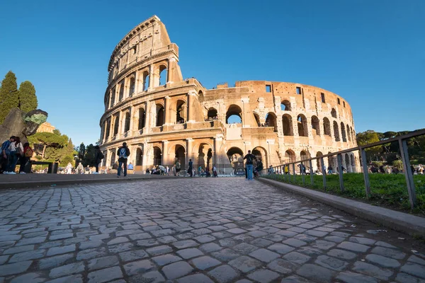 意大利 2016年10月 游客在斗兽场前 罗马帝国的标志性标志 在2007年它被包括在世界的新的7个奇迹之中 — 图库照片