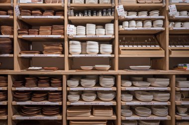 Tokyo, Japonya - Mart, 2017 yaklaşık: Ürünler Muji mağaza içinde. Muji ev ve dekor öğeleri yanı sıra giyim ve aksesuarları satan popüler Japon markasıdır.