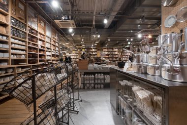 Tokyo, Japonya - Mart, 2017 yaklaşık: Ürünler Muji mağaza içinde. Muji ev ve dekor öğeleri yanı sıra giyim ve aksesuarları satan popüler Japon markasıdır.