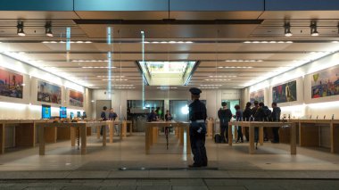 Tokyo, Japonya - Mart, 2017: Apple Store gece. Apple Inc. merkezi Cupertino, Kaliforniya'da bulunan çok uluslu bir amerikan teknoloji şirketidir.. 