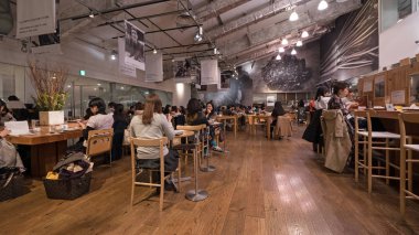 Tokyo, Japonya - Mart 2017: Muji Store içinde restoran. Muji ev ve dekor öğeleri yanı sıra giyim ve aksesuarları satmak popüler Japon markasıdır.