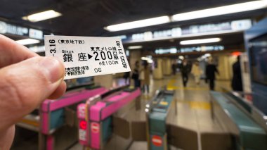 Tokyo, Japonya - Mart, 2017 yaklaşık: Metro bileti. Tokyo Metro Japonya'nın büyük Tokyo alanında kapsamlı hızlı taşıma sisteminin bir parçasıdır. Açıklayıcı yazı işleri.