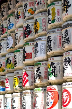 Tokyo, Japonya - Mart, 2017 yaklaşık: Yoyogi Park saman sarılı iyiliği varil Meiji Tapınağı yakınında. Alkollü içecek fermente pirinç yapılmış ve bira için benzer bir bira işlem vardır. 