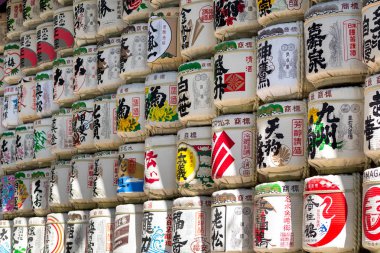 Tokyo, Japonya - Mart, 2017 yaklaşık: Yoyogi Park saman sarılı iyiliği varil Meiji Tapınağı yakınında. Alkollü içecek fermente pirinç yapılmış ve bira için benzer bir bira işlem vardır. 