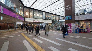 Tokyo, Japonya - Mart 2017: Kichijioji metro istasyonu. Tokyo metrosu, Japonya'nın Büyük Tokyo bölgesindeki kapsamlı hızlı ulaşım sisteminin bir parçasıdır..
