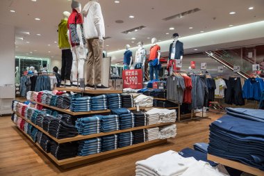 Tokyo, Japonya - Circa Mart, 2017: Uniqlo store iç görünümü. Uniqlo Co, Ltd Bir Japon rahat giyim tasarımcısı, üretici ve perakendeci. 