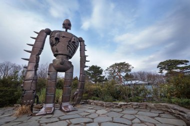 Tokyo, Japonya - Mart, 2017 yaklaşık: Heykel robot stüdyo Ghibli filmin ' Laputa: Castle gökyüzünde ' Ghibli Müzesi çatı üzerinde. 