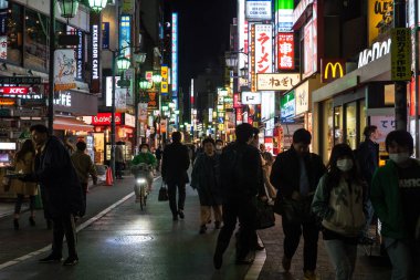 Tokyo, Japonya - Mart, 2017: Shinjuku Ward'Un Kabuki-cho semtinde yürüyen yayalar. Bölge ünlü bir gece hayatı ve kırmızı ışık bölgesidir.. 
