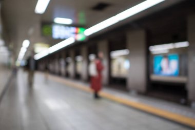 Metroda deodaklanmış yolcular. Tokyo, Japonya. 