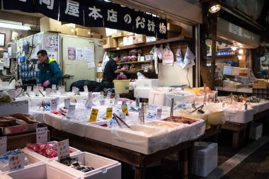 Tokyo, Japonya - Mart 2017: Tsukiji Toptan Deniz Ürünleri ve Balık Pazarı'nda deniz ürünleri satıcıları. Tsukiji Market dünyanın en büyük toptan balık ve deniz ürünleri pazarı.