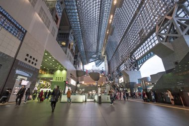 KYOTO, JAPONYA - CRCA MARCH, 2017: insanlar Kyoto tren istasyonu içinde acele. Kyoto İstasyonu Kyoto 'da büyük bir tren istasyonu ve ulaşım merkezidir ve Japonya' nın ikinci büyük istasyon binasıdır..