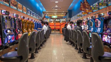 Kyoto, Japonya - Mart, 2017 yaklaşık: İnsanlar bir Pachinko içinde. 