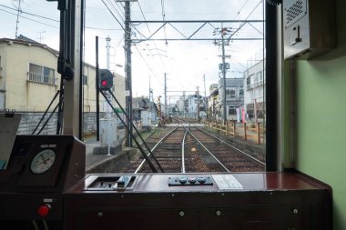 Kyoto, Japonya - Circa Mart 2017: Shijo-Omiya'dan Arashiyama Randen İstasyonu'na gelen Keifuku Randen Tramvay Hattı'nın görünümü.