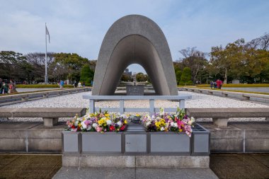 HIROSHIMA, JAPONYA - CIRCA MARCH, 2017: Hiroşima Barış Anıt Parkı 'ndaki Atom Bombası Kurbanları Cenotaph. 