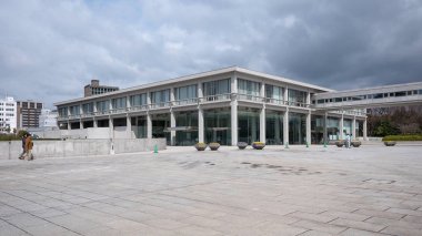 Hitroshima, Japonya - Mart 2017: Hiroşima Barış Anıtı Barış Ateşi binası. Müze Hiroşima Barış Anıtı Parkı'nda bulunan ve 1955 yılında kurulmuştur.