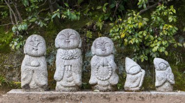 Kyoto, Japonya'da Jizo Japon taş heykelleri