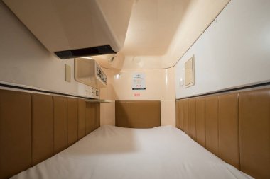 Tokyo, Japonya - Mart 2017: Prime Pod Kyoto Capsule hotel'in iç görünümü.