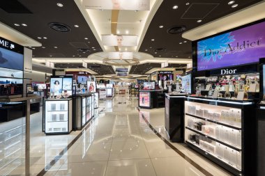 Tokyo, Japonya - Circa March, 2017: Narita havaalanı içinde Parfümeri ve Kozmetik Duty Free.