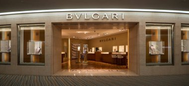 Tokyo, Japonya - Mart 2017: Narita havaalanı içindeki Bulgari mağazası. Bulgari bir İtalyan mücevher ve lüks mal markasıdır.