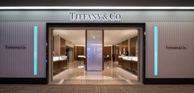 Tokyo, Japonya - Mart 2017: Narita havaalanı içinde Tiffany & Co mağazası. Tiffany & Company, merkezi New York'ta bulunan, Abd'li lüks bir mücevher ve özel perakendecidir..