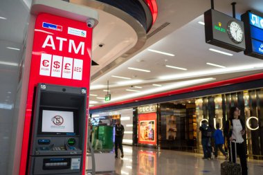 Dubai, Bae - Circa March, 2017: Atm para makinesini geri çekiyor
