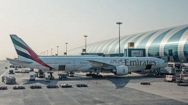 Dubai, Bae - Yaklaşık Mart 2017: Emirates uçağı Dubai havaalanında. Dubai Uluslararası Havaalanı, Dubai'ye hizmet veren uluslararası bir havaalanıdır. Orta Doğu'da önemli bir havayolu merkezidir..