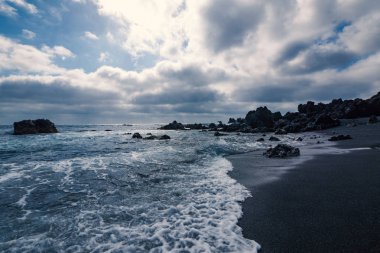 Playa Montana Bermeja Adası Lanzarote, Kanarya Adaları dramatik gökyüzü ile. İspanya, Europe. 