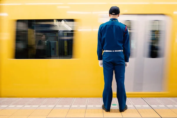 Piattaforma Con Controller Alla Stazione Della Metropolitana Metropolitana Tokyo Parte — Foto Stock